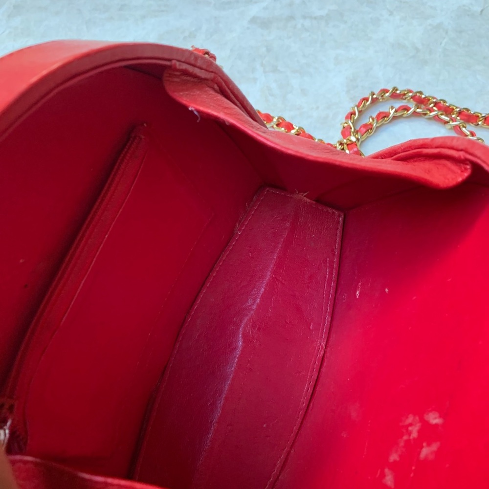Vintage quilted crossbody w/chain strap. - Picture 6 of 7